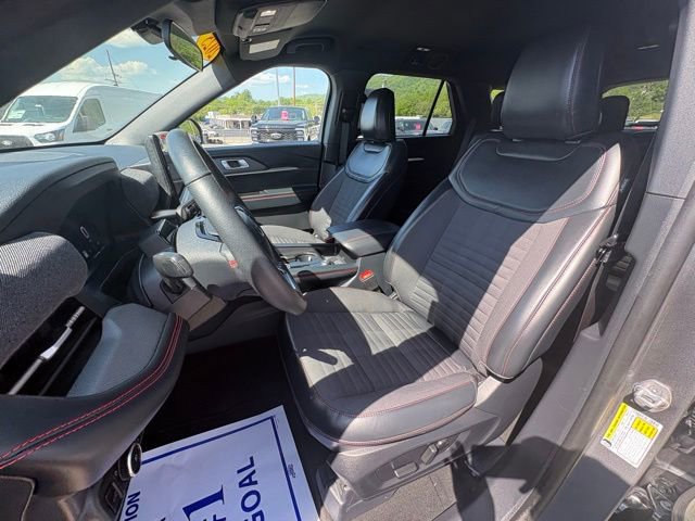 Used 2025 Ford Explorer ST-Line w/ ST-Line Street Pack AWD/4WD image 25