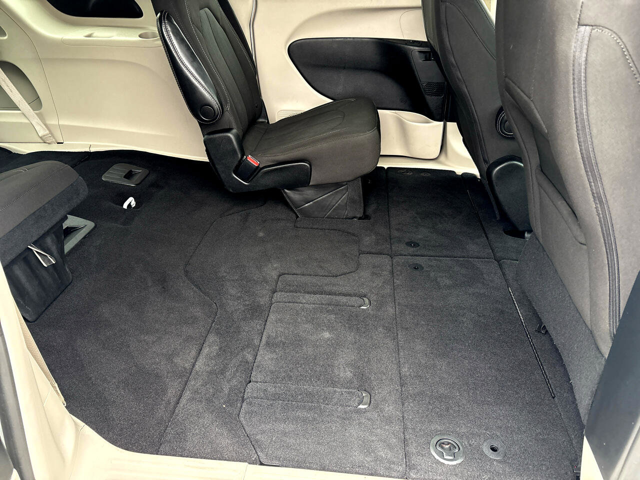 Used 2023 Chrysler Voyager LX image 26