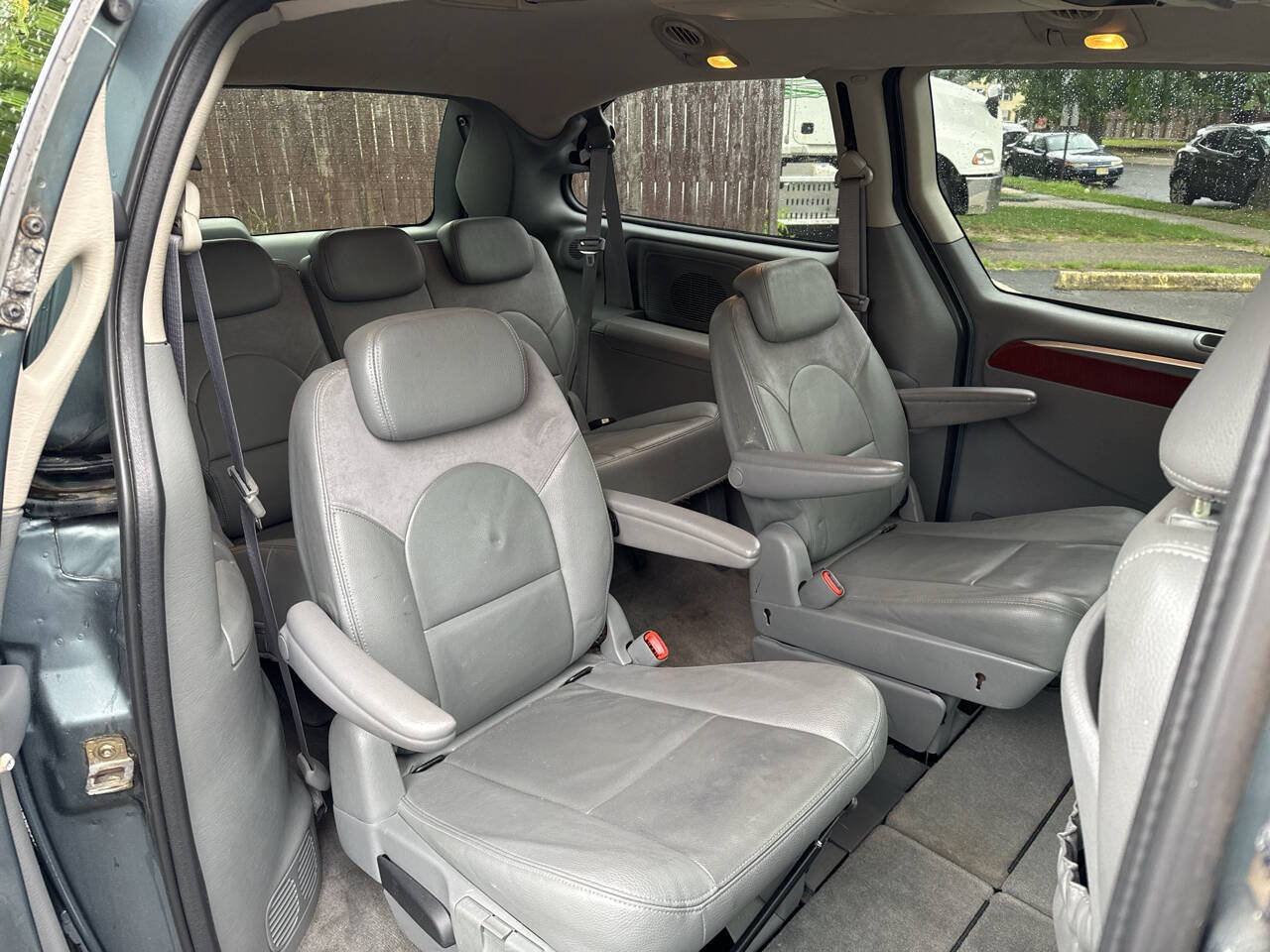 Used 2005 Chrysler Town & Country Limited FWD image 7