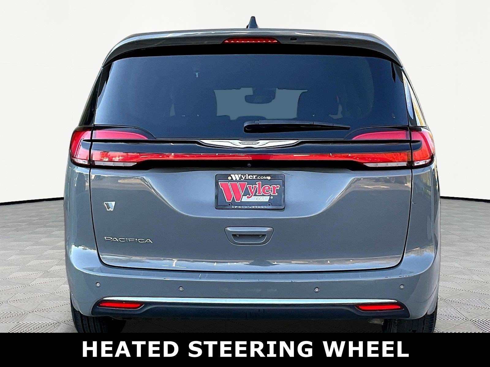 Used 2023 Chrysler Pacifica Touring-L FWD image 5