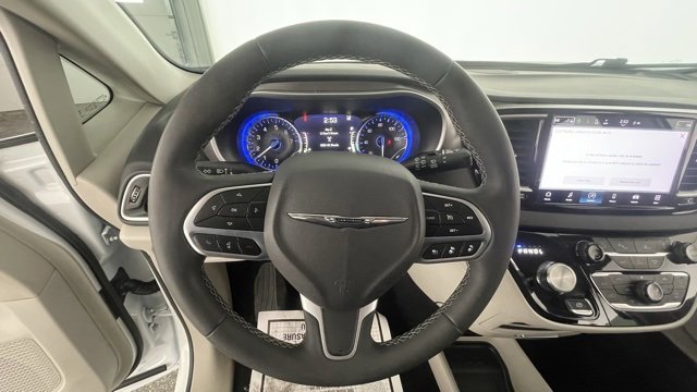 Used 2024 Chrysler Pacifica Touring-L image 36