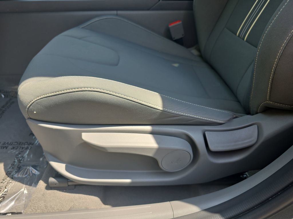Used 2025 Hyundai Elantra Blue image 26