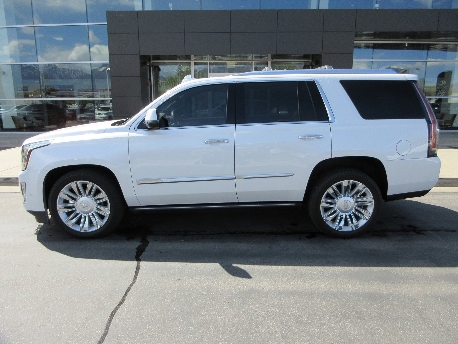 Used 2019 Cadillac Escalade Platinum image 4