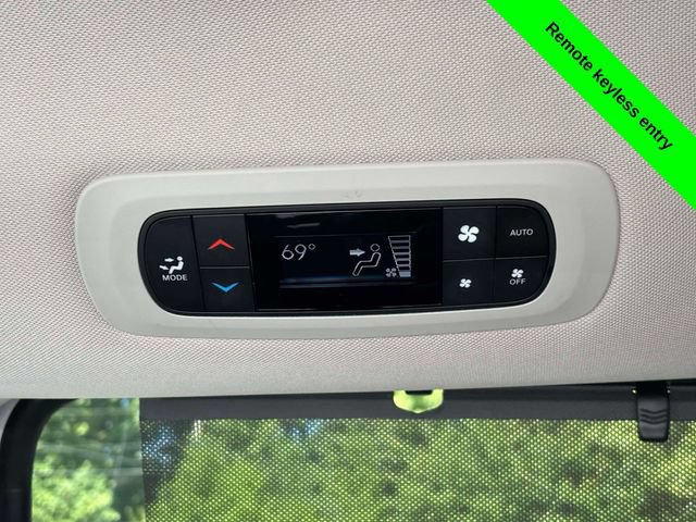 Used 2023 Chrysler Pacifica Touring-L FWD image 27