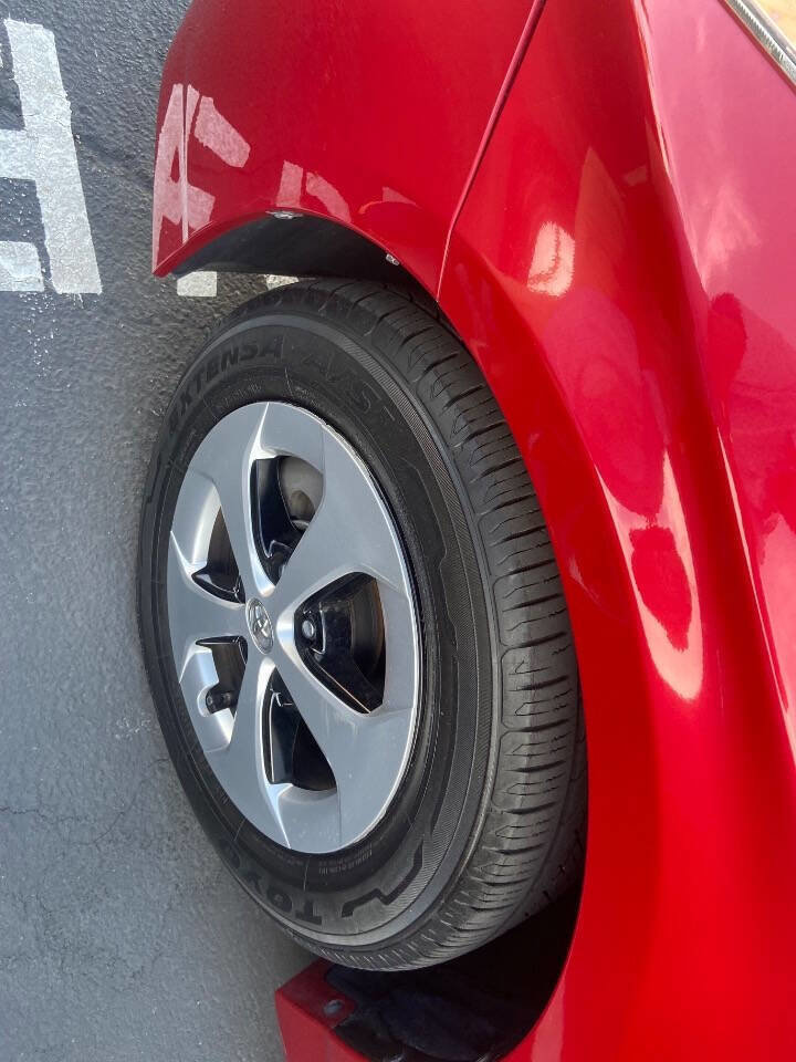 Used 2014 Toyota Prius Three image 9