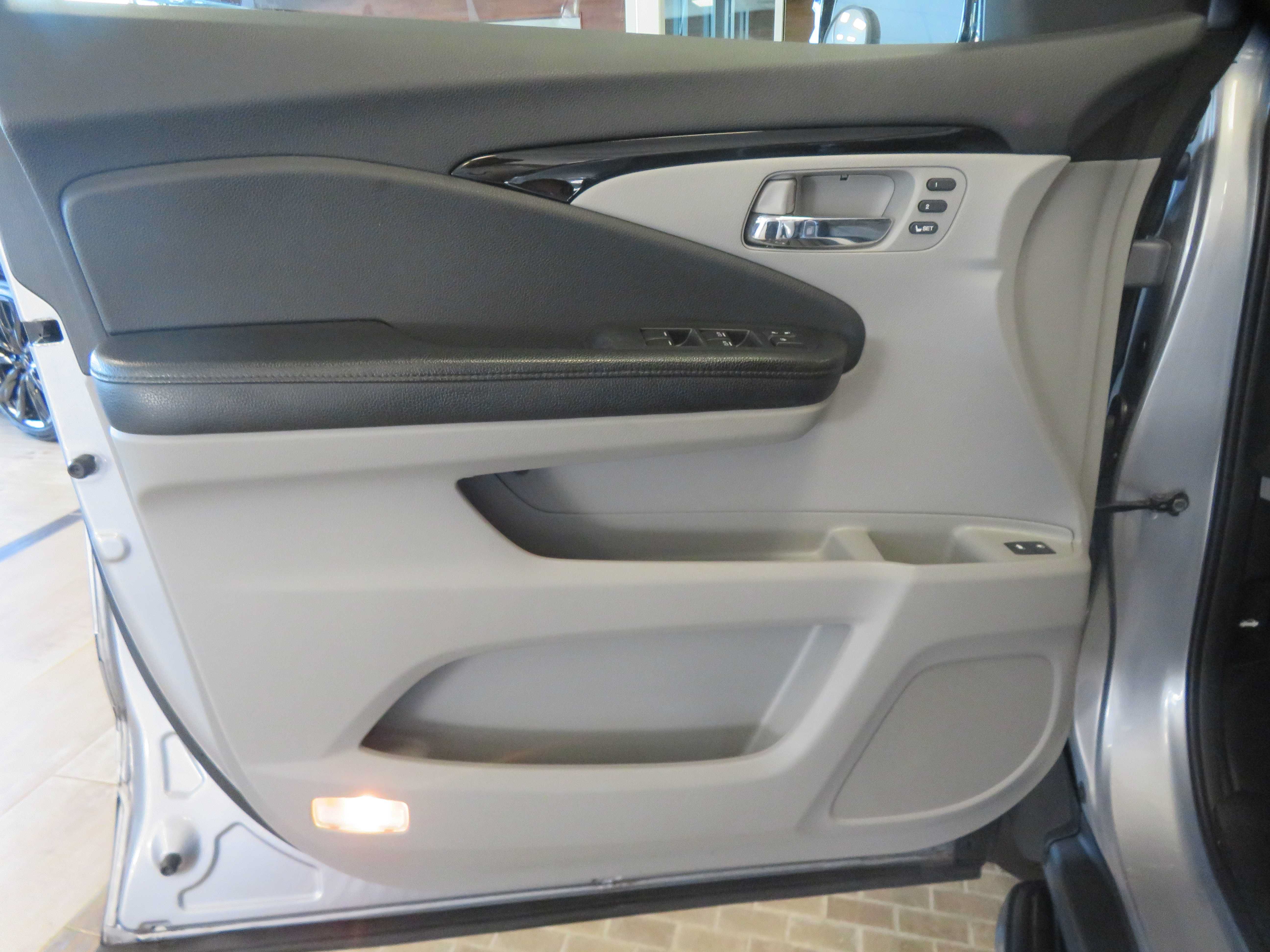 Used 2017 Honda Pilot Touring image 13