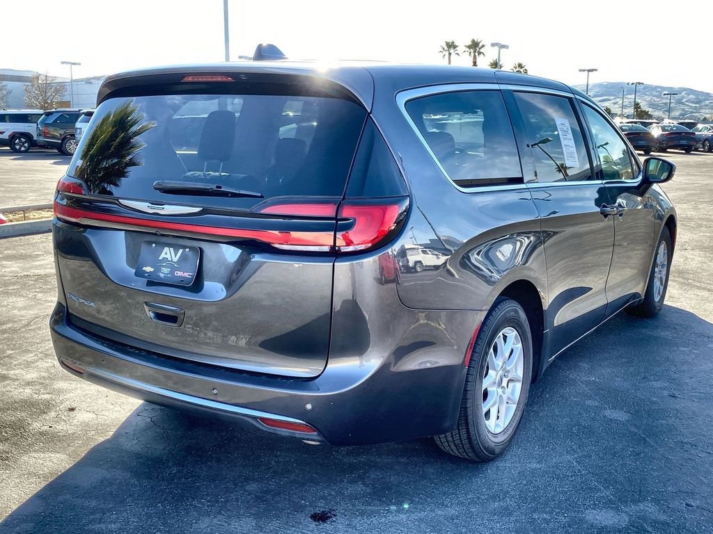 Used 2023 Chrysler Pacifica Touring-L image 37