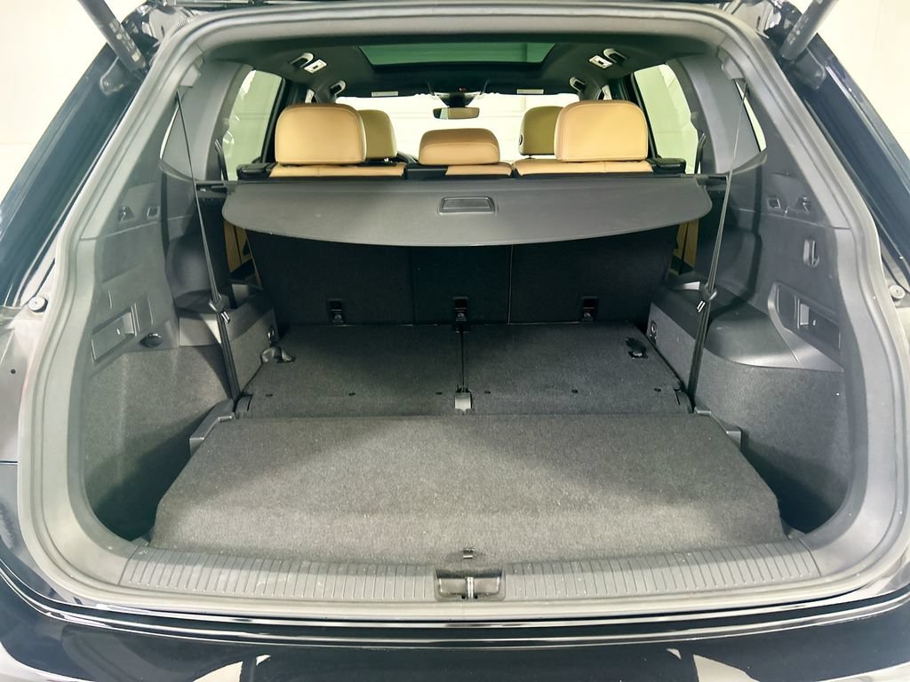 Used 2023 Volkswagen Tiguan SE w/ Panoramic Sunroof Package FWD image 27