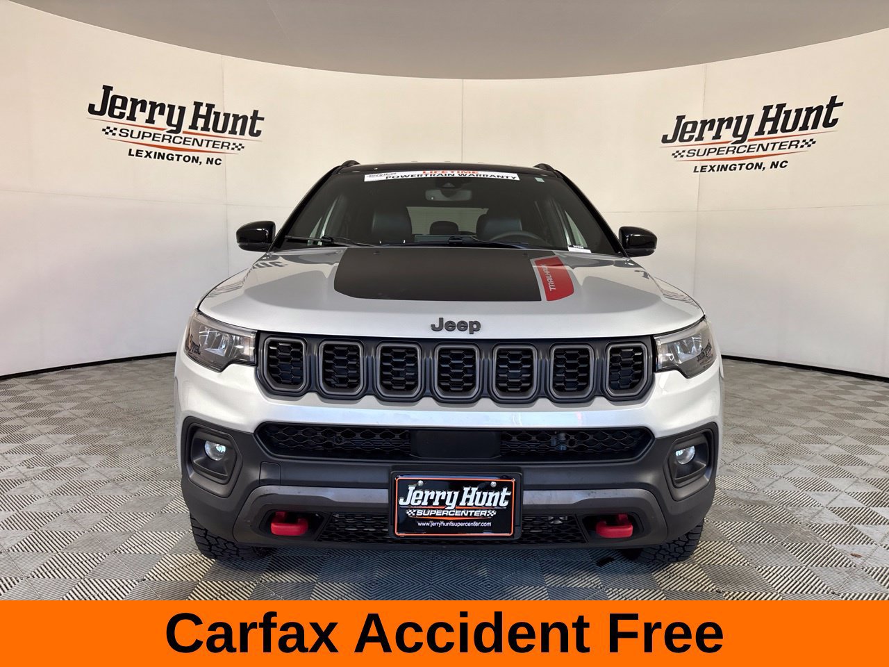 Used 2025 Jeep Compass Trailhawk AWD/4WD image 3