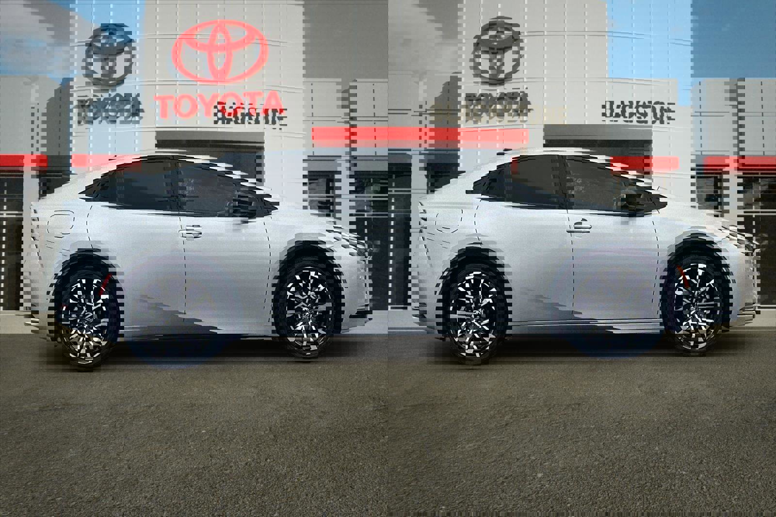 Used 2025 Toyota Prius SE image 2