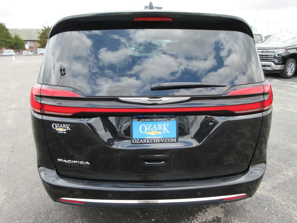 Used 2023 Chrysler Pacifica Touring-L image 4