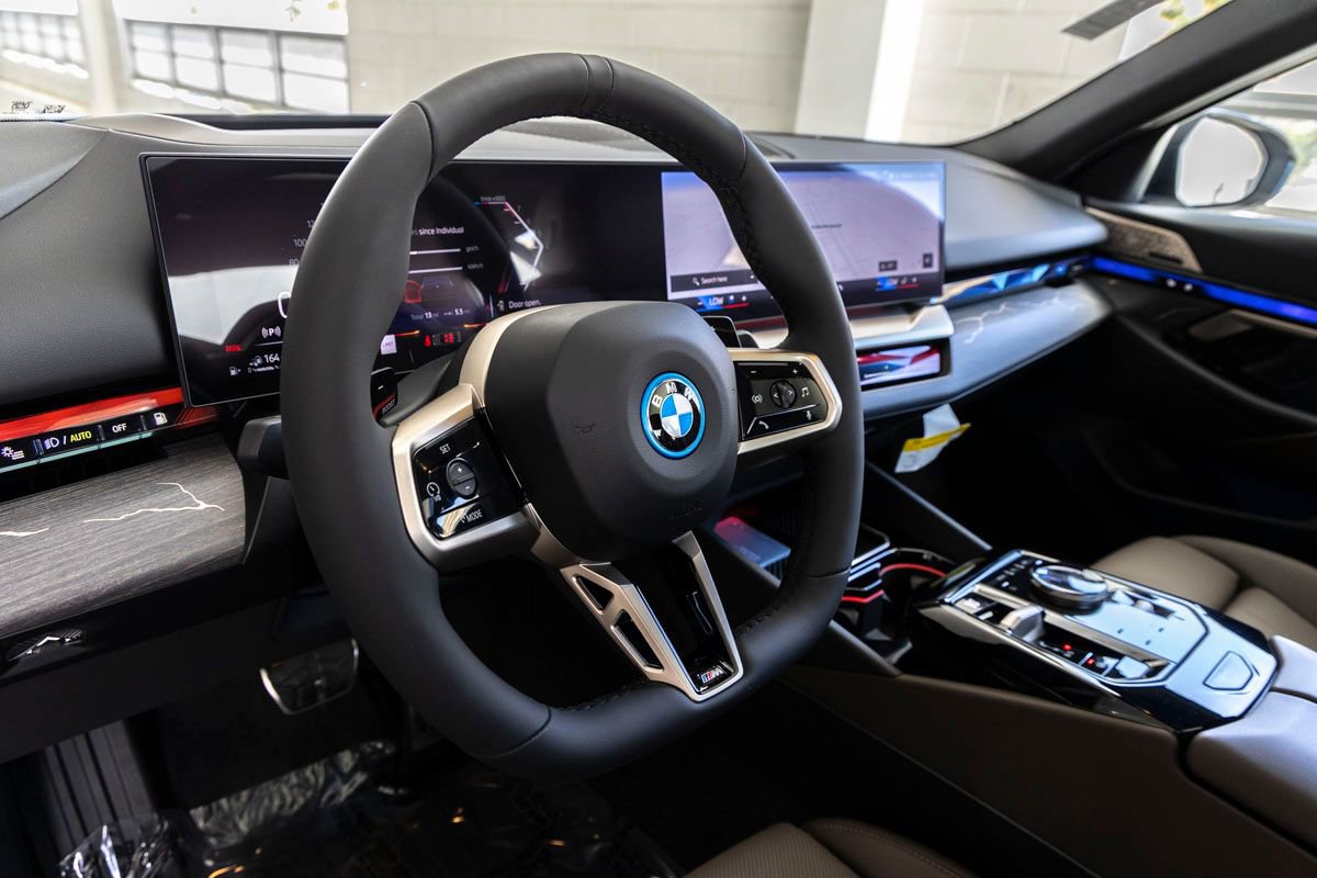 New 2026 BMW 550e xDrive w/ Premium Package AWD/4WD image 18