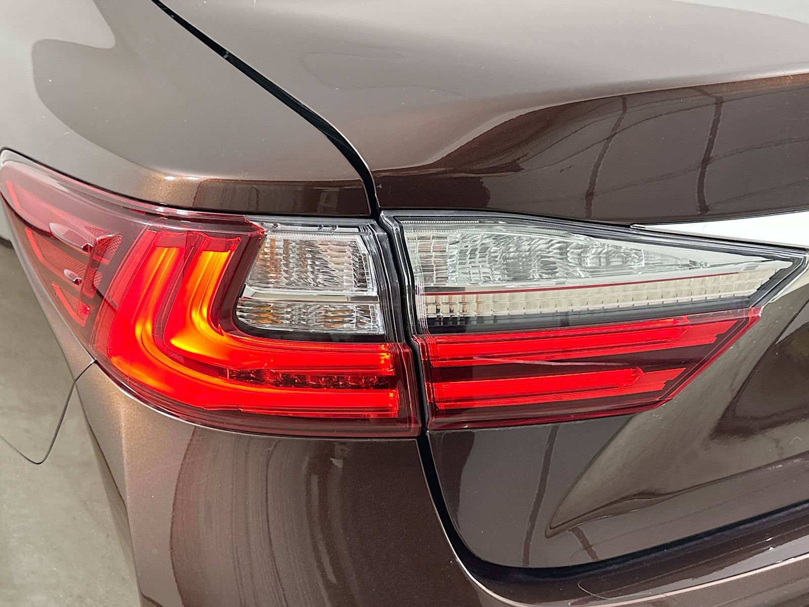 Used 2018 Lexus ES 350 w/ Luxury Package w/Wood Trim FWD image 12