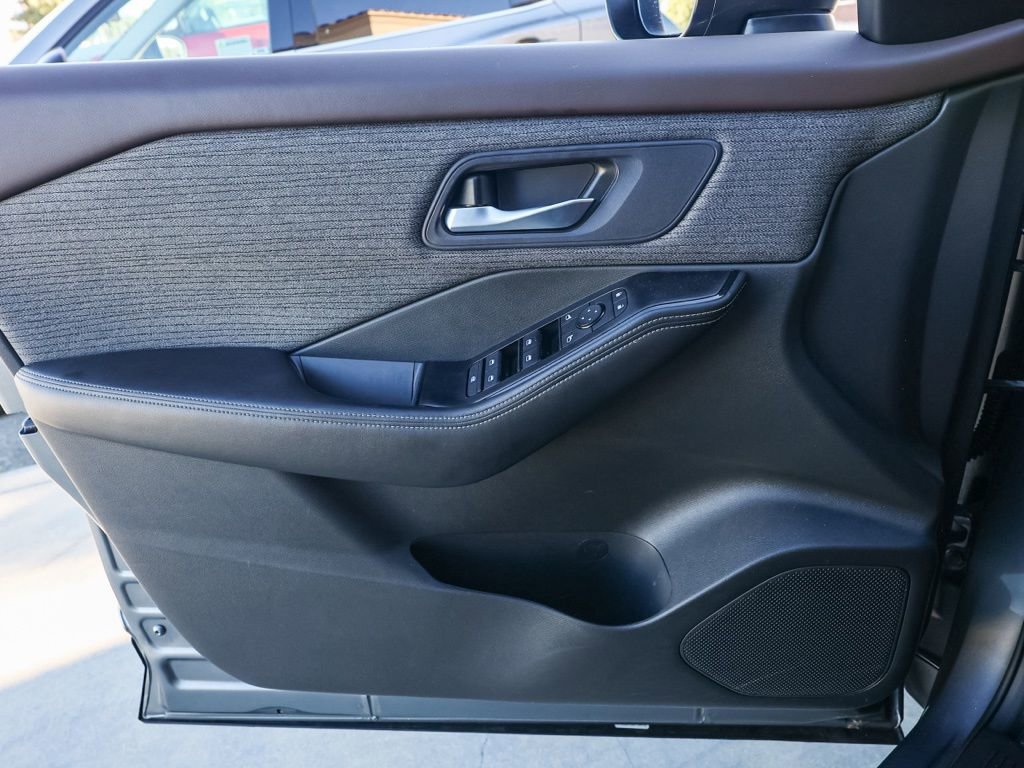 Used 2023 Nissan Rogue SV image 28