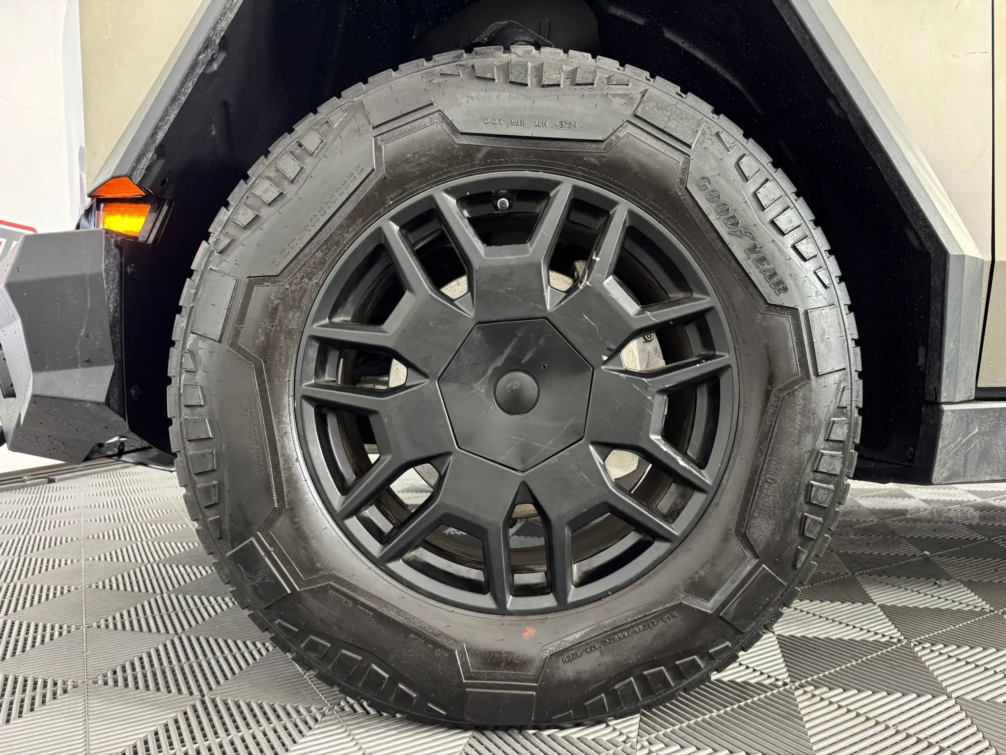 Used 2024 Tesla Cybertruck AWD Crew Cab image 41