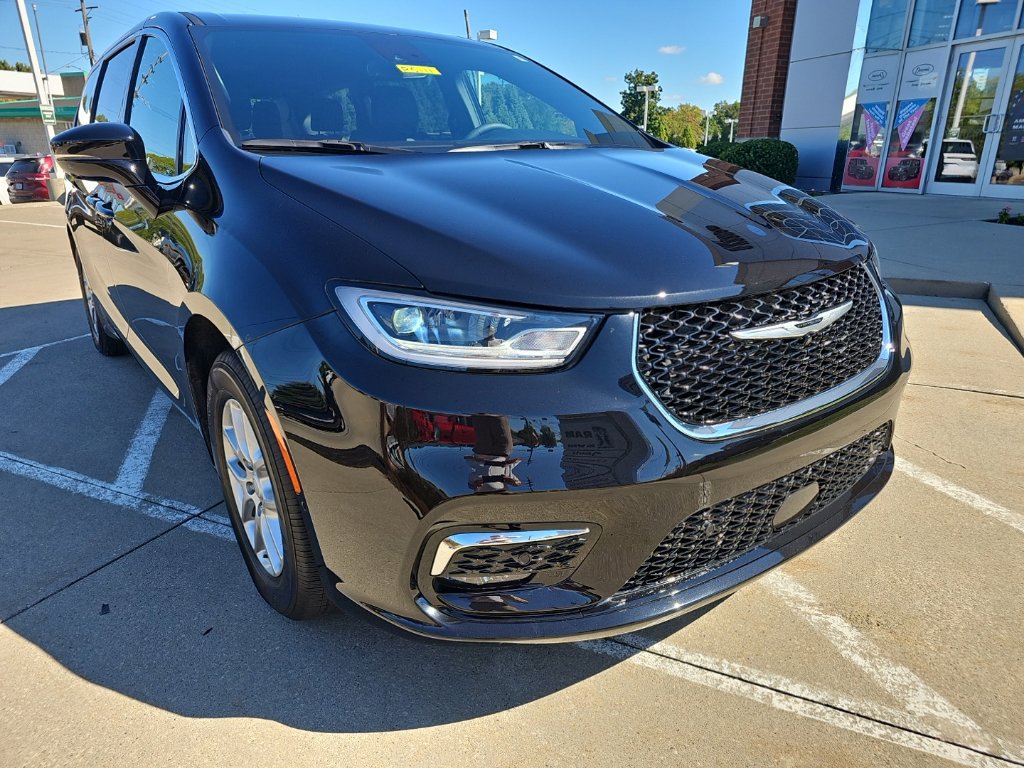 Used 2026 Chrysler Pacifica Select FWD image 3