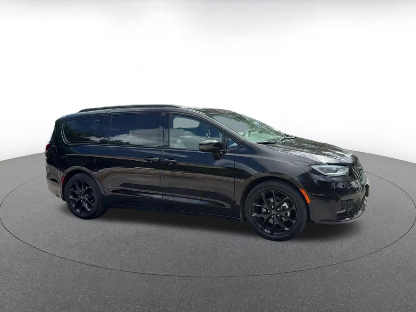 Used 2025 Chrysler Pacifica Limited FWD image 2
