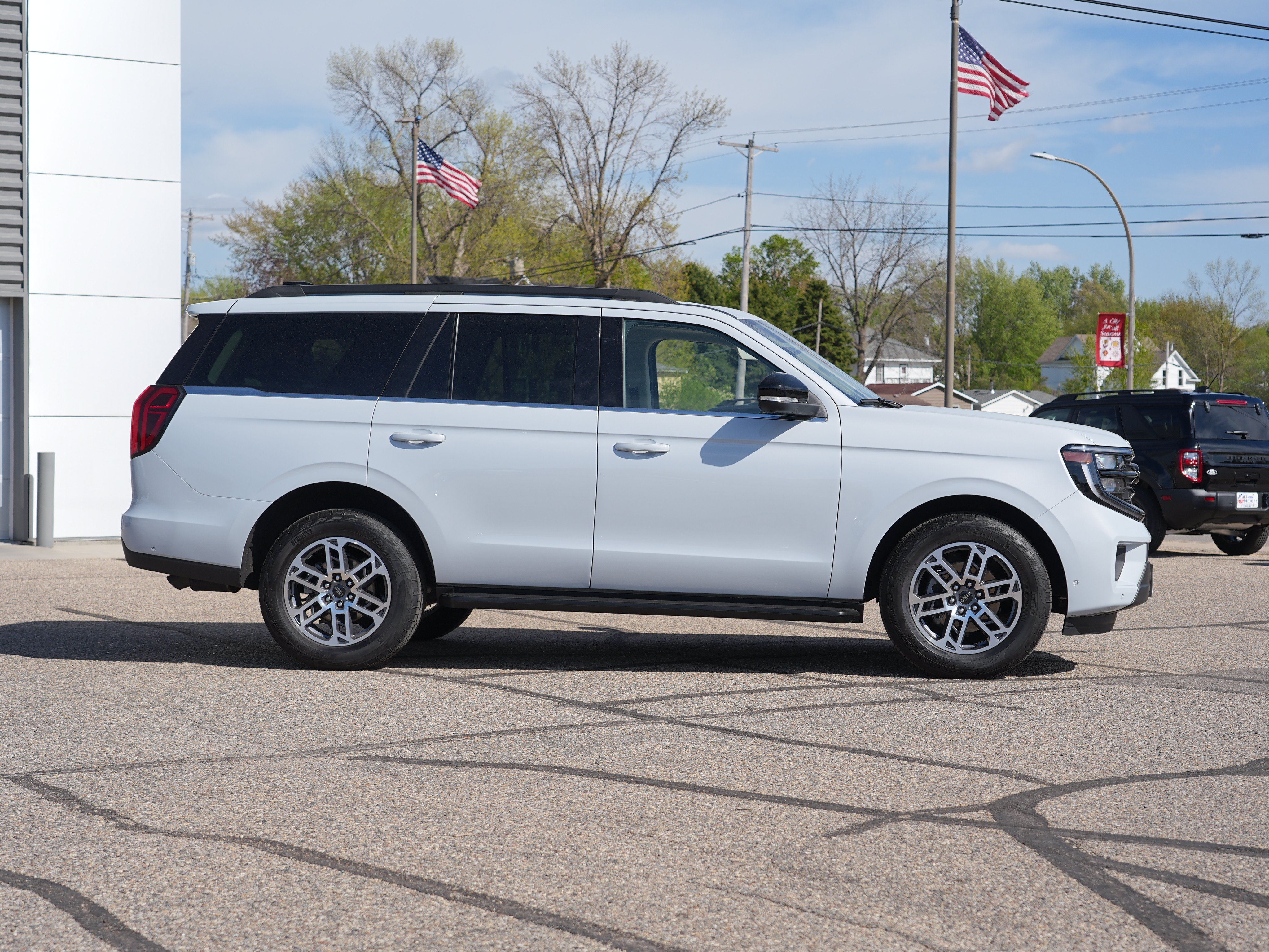 Used 2025 Ford Expedition Active AWD/4WD image 2