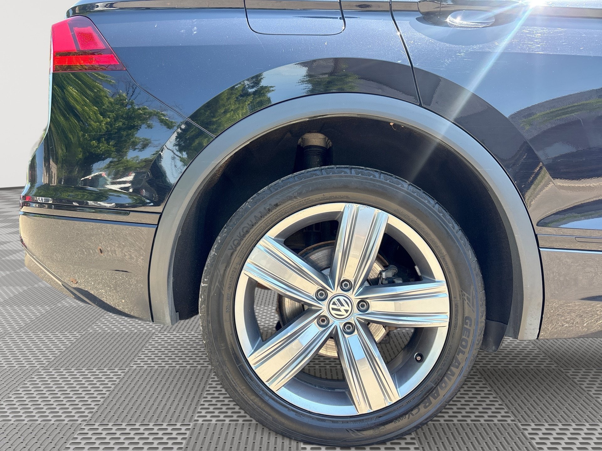 Used 2020 Volkswagen Tiguan SE R-Line AWD/4WD image 30