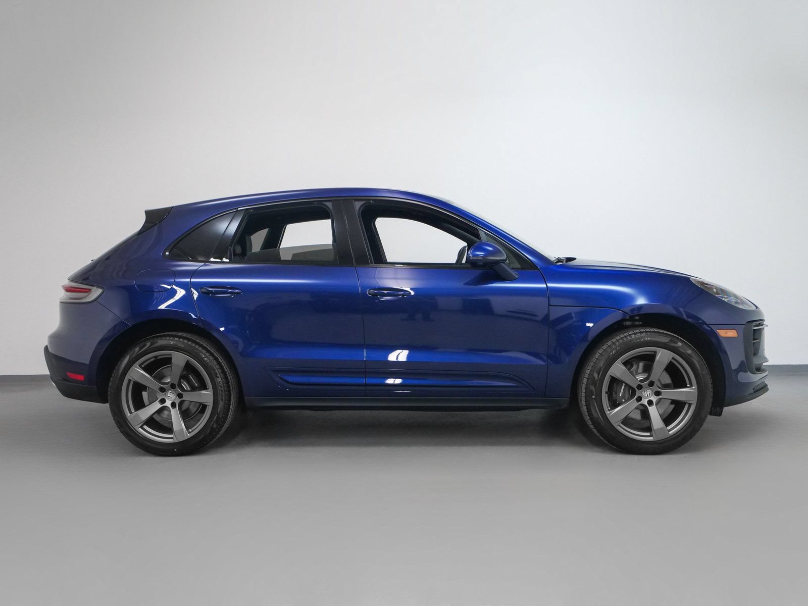 Certified 2025 Porsche Macan AWD/4WD image 10