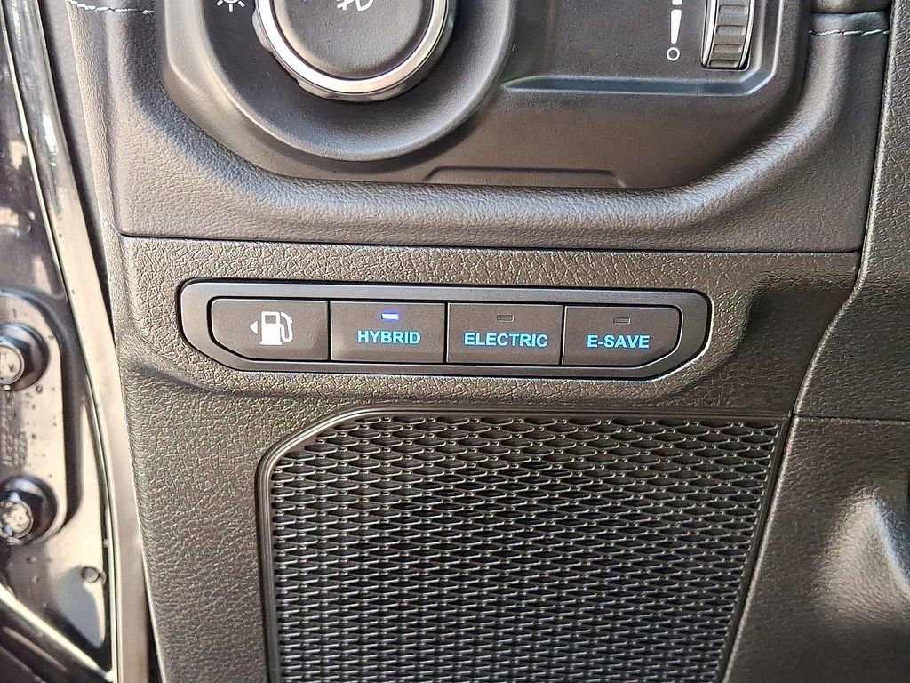 Used 2025 Jeep Wrangler Unlimited Sahara image 25