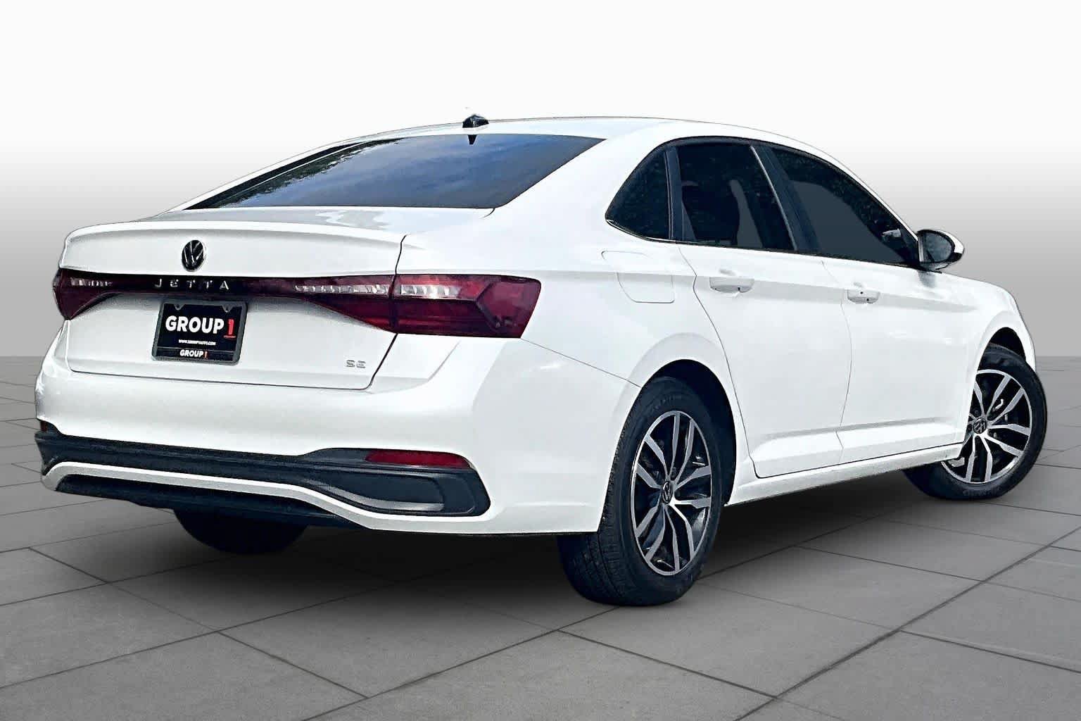 Used 2025 Volkswagen Jetta SE FWD image 12
