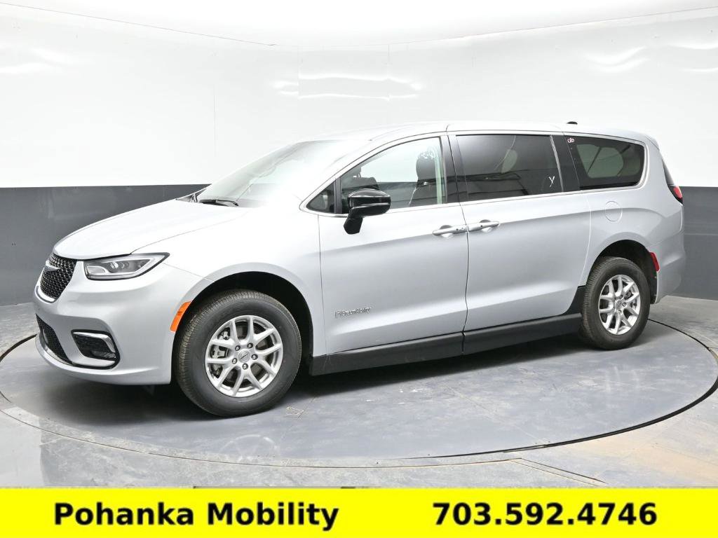 Used 2024 Chrysler Pacifica Touring-L image 13