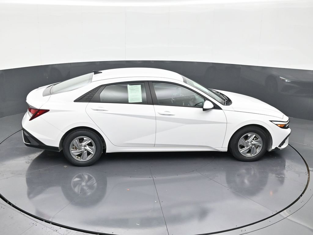 Used 2024 Hyundai Elantra SE FWD image 17