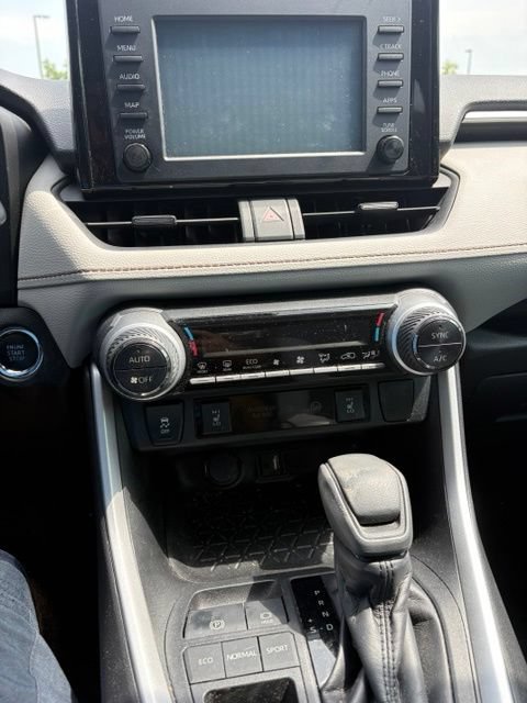 Used 2019 Toyota RAV4 XLE w/ Convenience Package FWD image 8