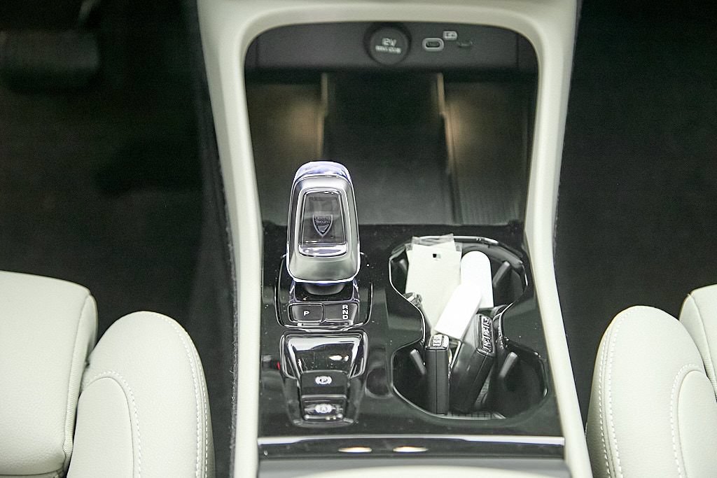 Certified 2025 Volvo XC40 B5 Ultra AWD/4WD image 28
