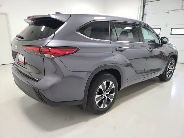 Used 2022 Toyota Highlander XLE FWD image 6