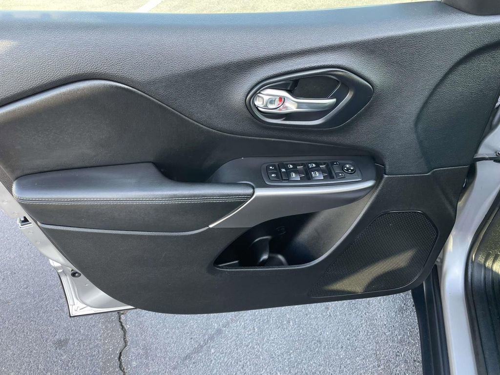 Used 2019 Jeep Cherokee Latitude Plus image 24