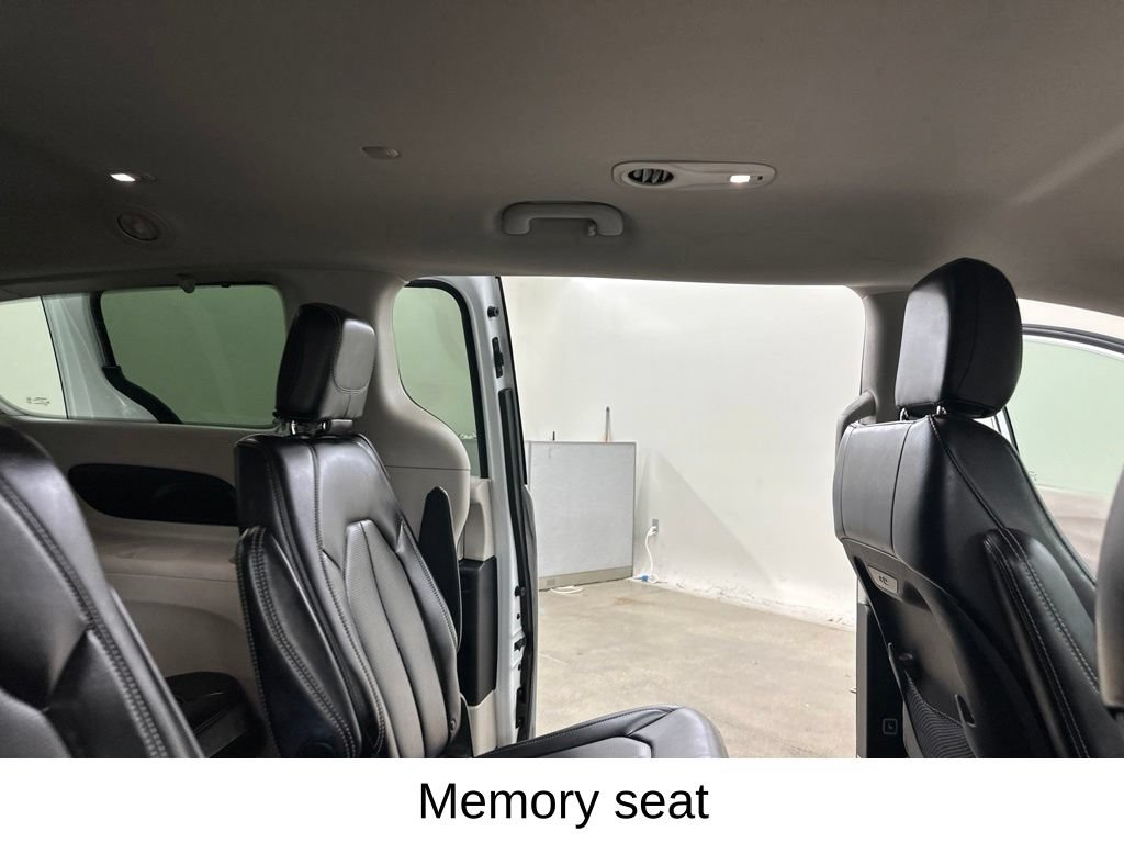 Used 2023 Chrysler Pacifica Touring-L FWD image 26