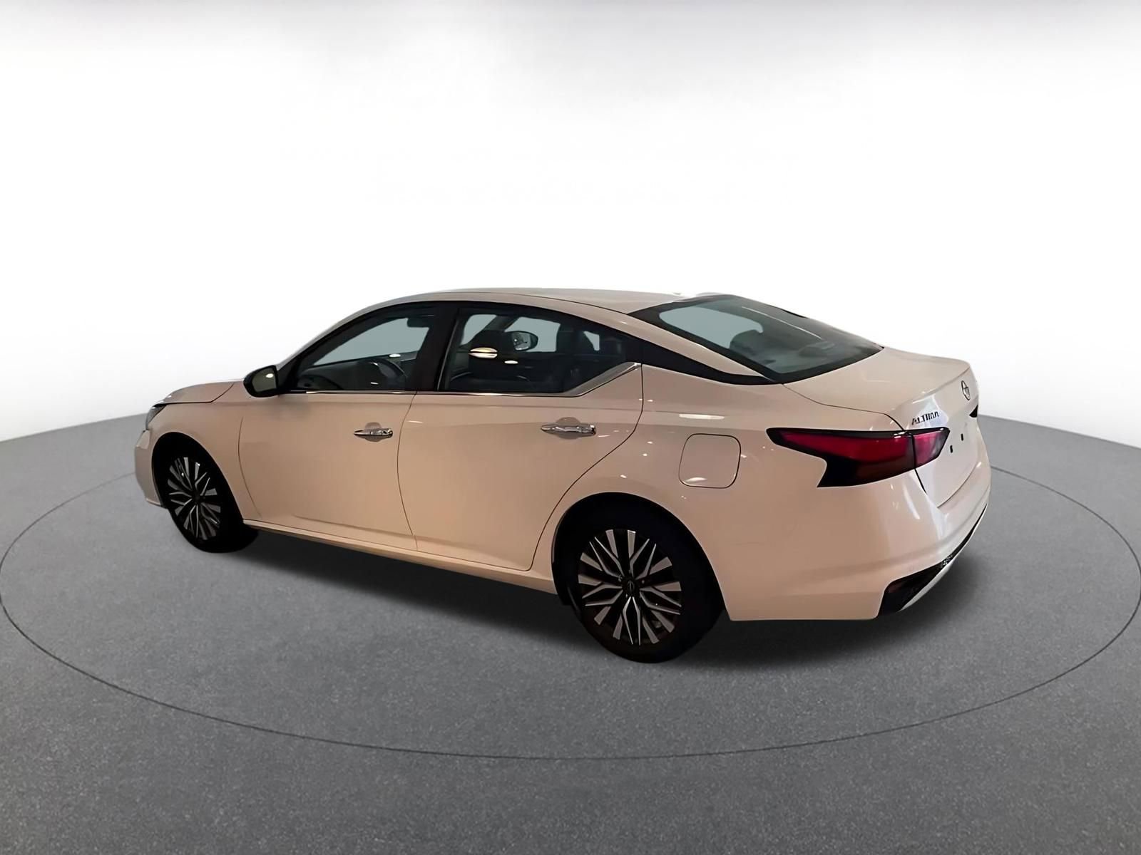 Used 2025 Nissan Altima 2.5 SV image 11