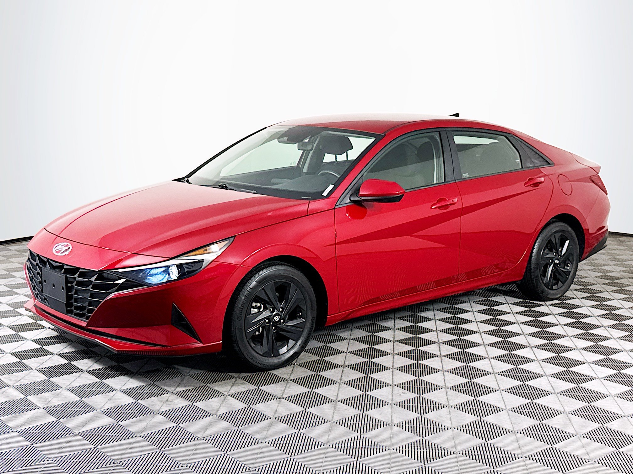 Used 2022 Hyundai Elantra SEL w/ Convenience Package FWD image 2
