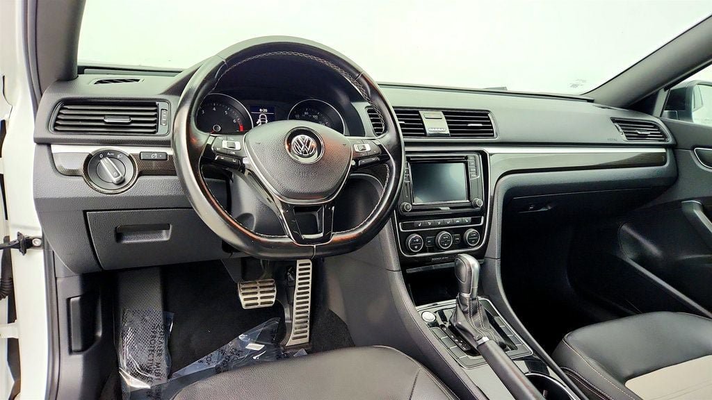 Used 2018 Volkswagen Passat 3.6 FWD image 12