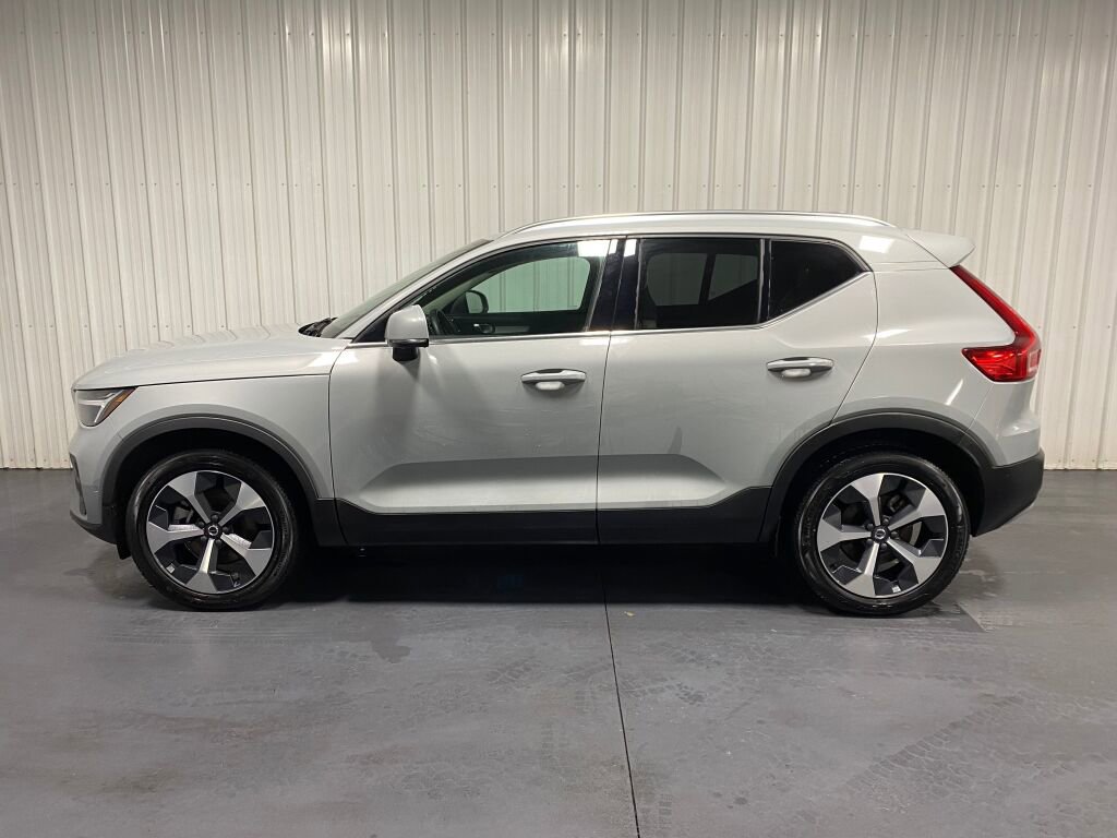 Used 2024 Volvo XC40 B5 Plus image 4