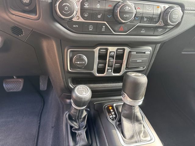 Used 2025 Jeep Wrangler Unlimited Sahara AWD/4WD image 16
