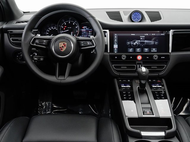 Certified 2025 Porsche Macan image 16