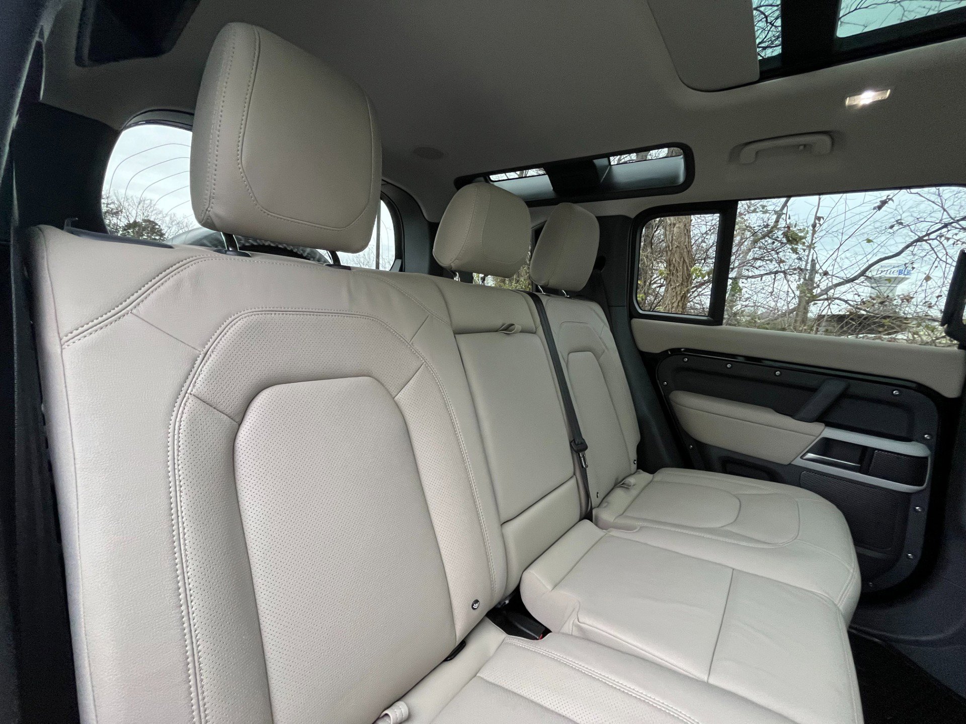 Used 2024 Land Rover Defender 110 SE image 23