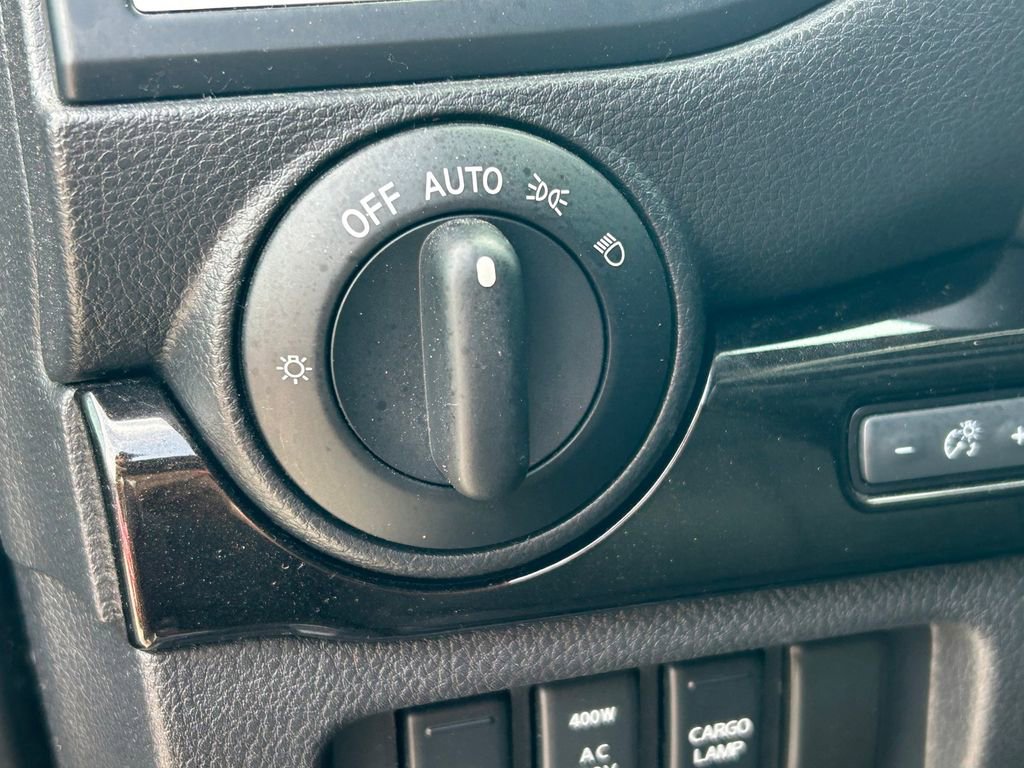 Used 2019 Nissan Titan SV w/ SV Convenience Package AWD/4WD image 25
