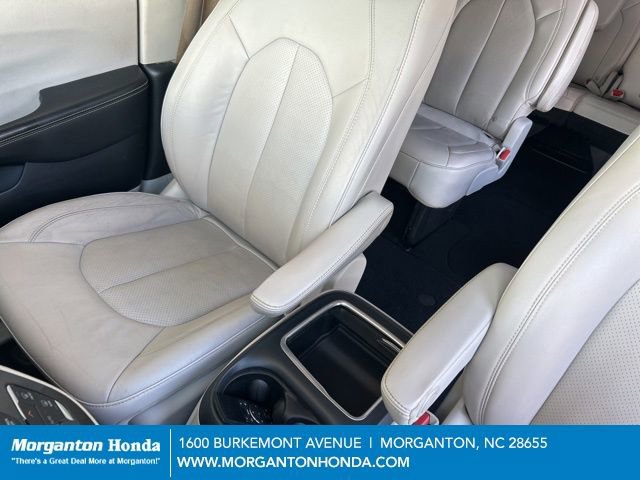 Used 2021 Chrysler Pacifica Touring-L w/ Uconnect Theater Family Group FWD image 25