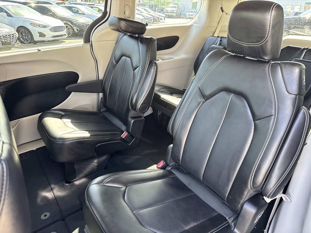Used 2024 Chrysler Pacifica Touring-L image 16