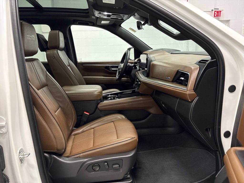 Used 2025 Chevrolet Suburban High Country AWD/4WD image 35