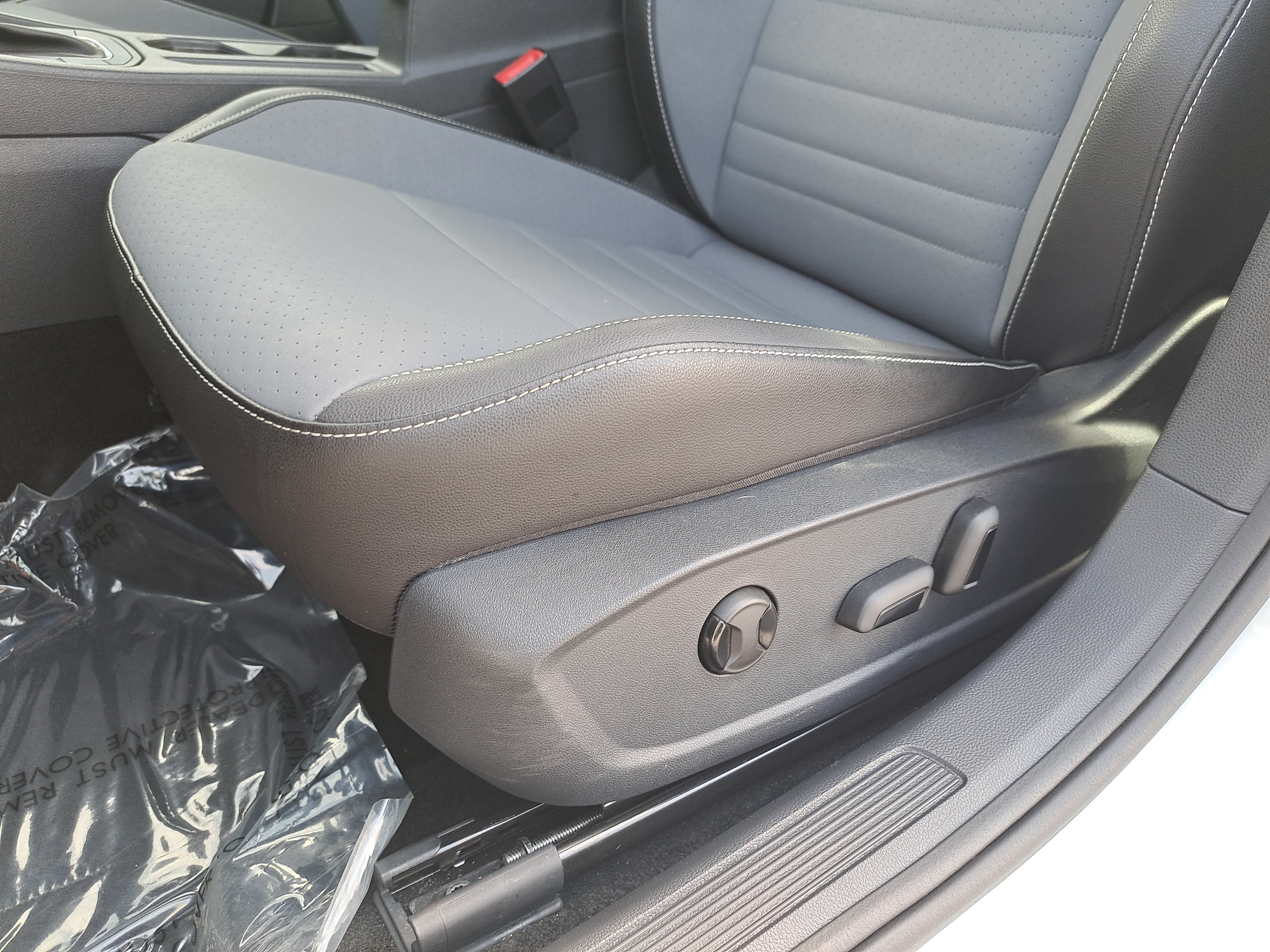 Certified 2025 Volkswagen Jetta SE w/ Black Wheel Package FWD image 26