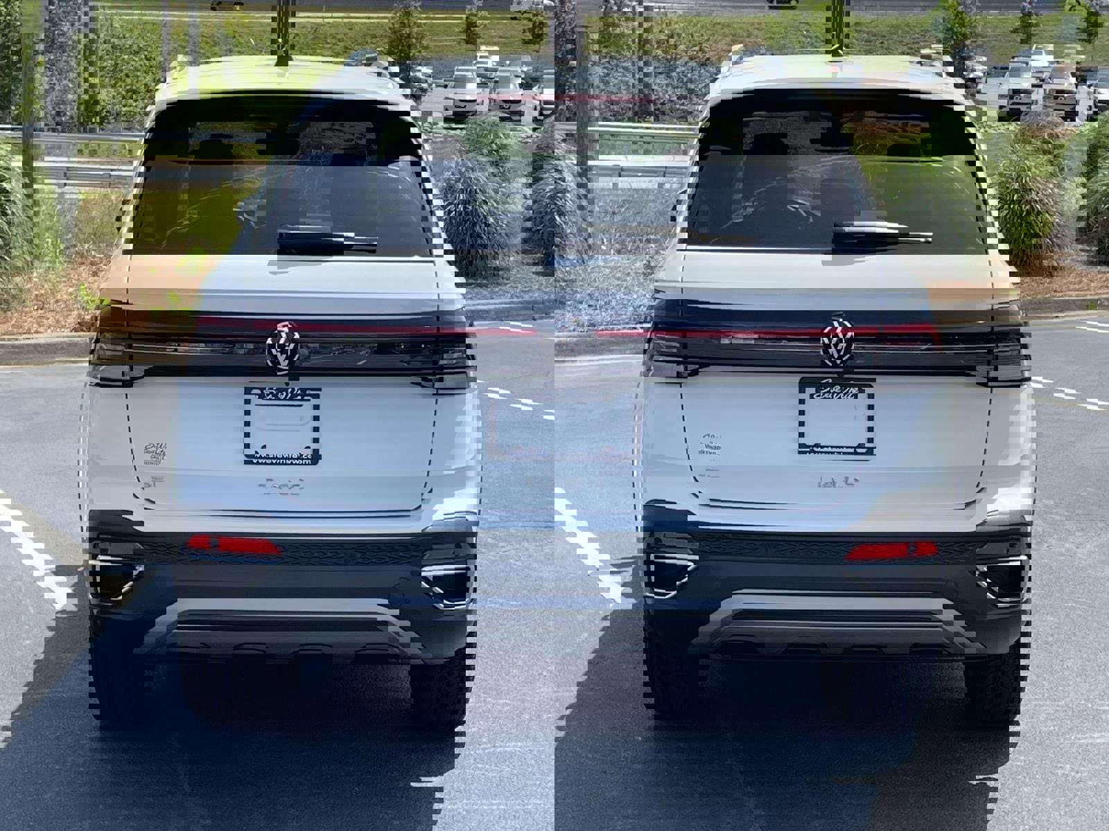 Used 2025 Volkswagen Taos SE w/ Black Wheel Package FWD image 6