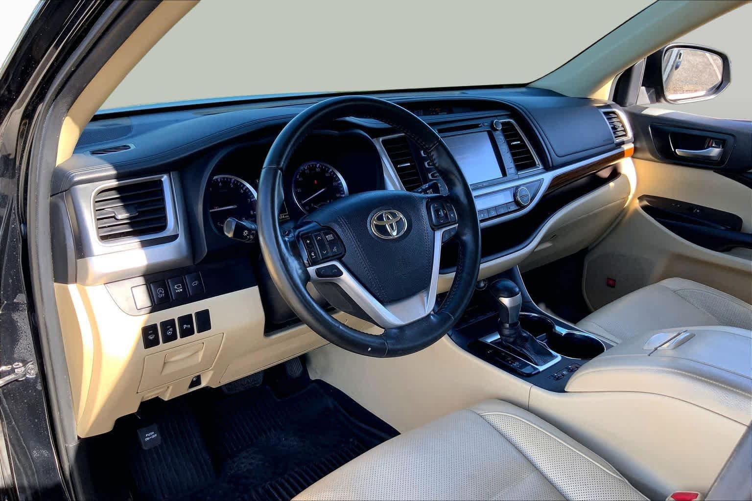 Used 2019 Toyota Highlander Limited Platinum FWD image 17