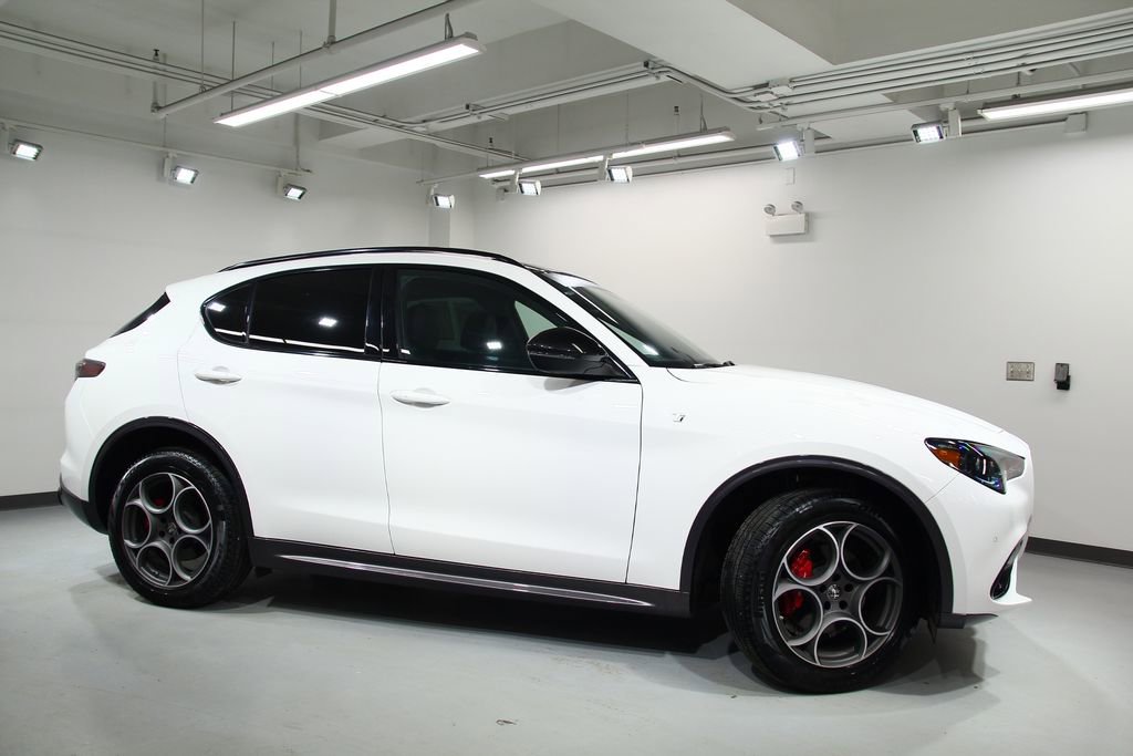 Used 2024 Alfa Romeo Stelvio Ti image 9