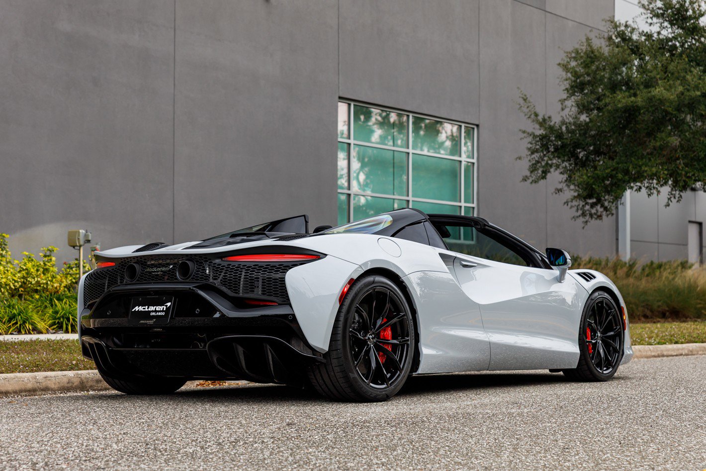 Used 2025 McLaren Artura Spider image 12