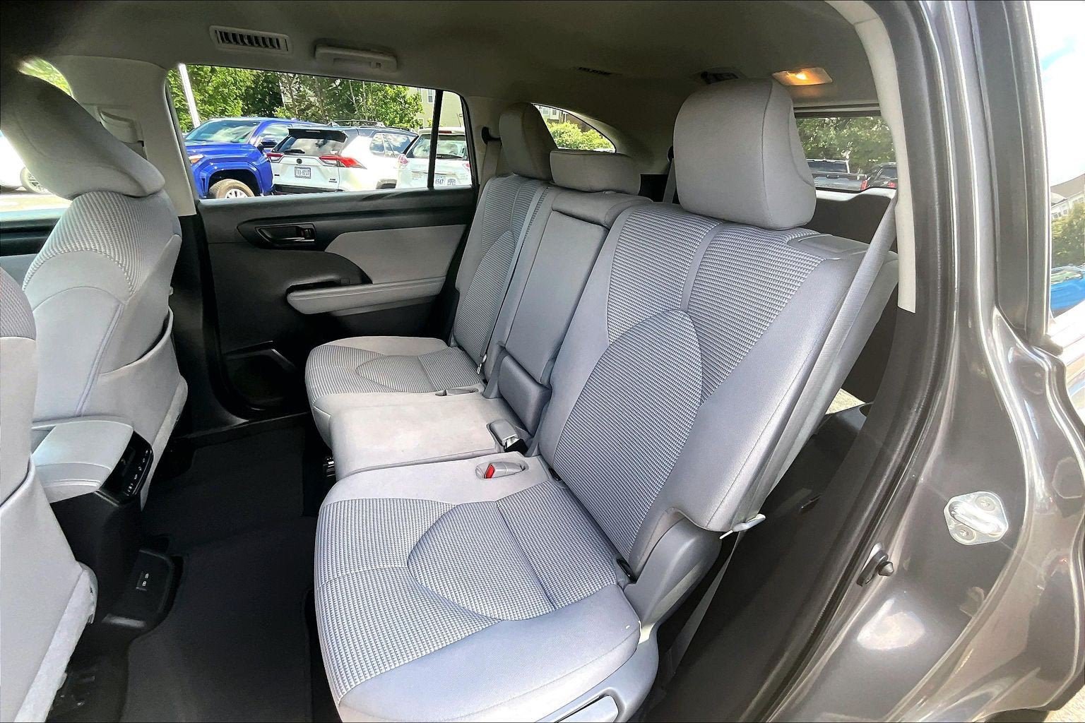 Used 2022 Toyota Highlander LE AWD/4WD image 24